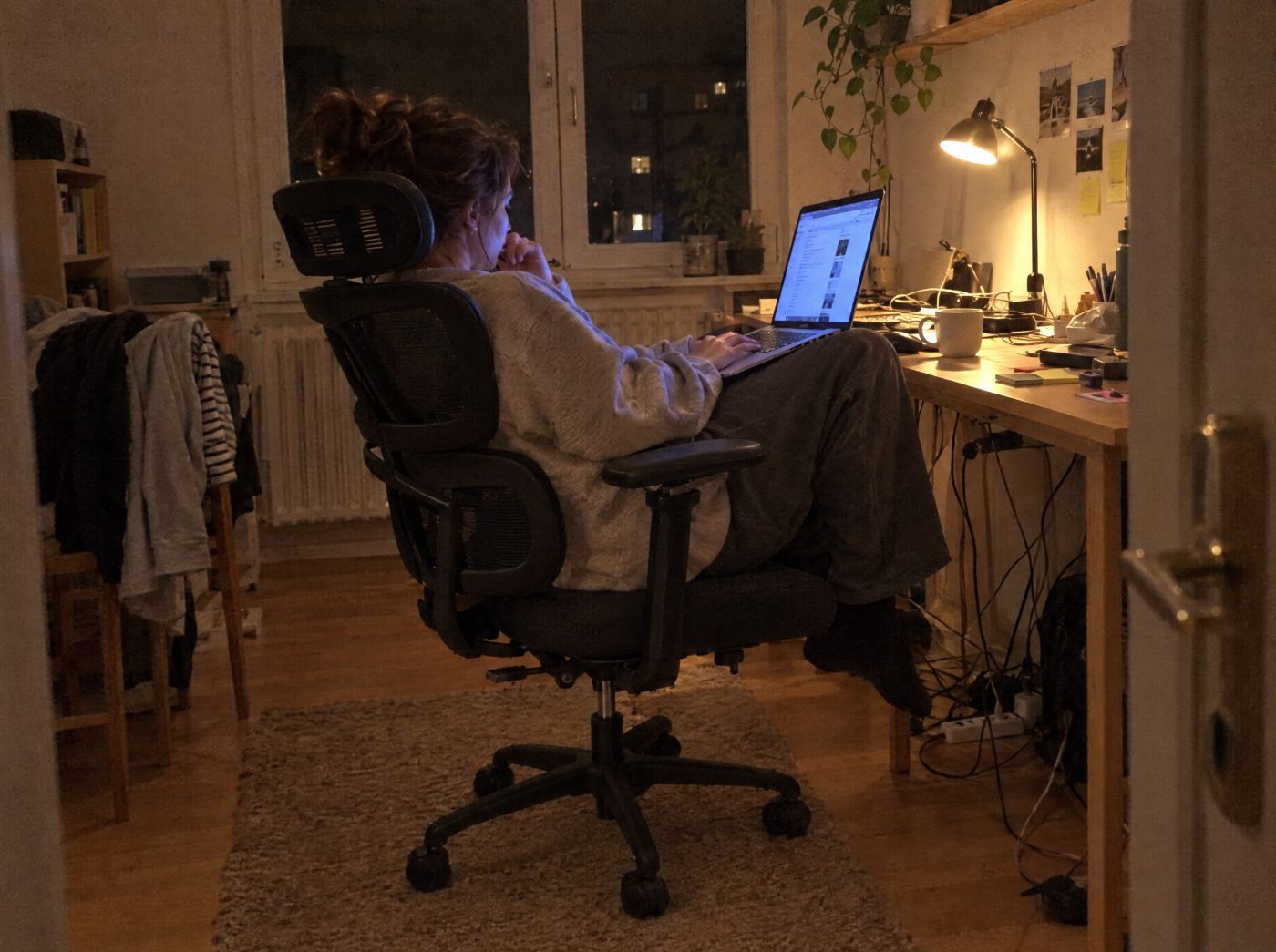 Abends entspannt zurückgelehnt im Bürostuhl