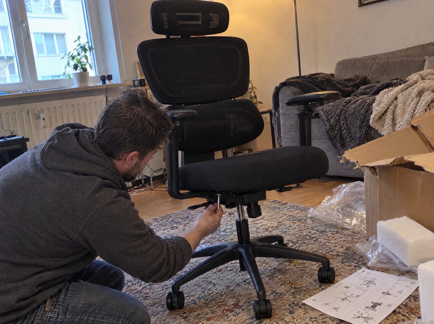 Aufbau des Bürostuhls im Wohnzimmer